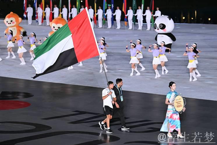 “巨型红车”抵达成都 世界运动会即将启幕