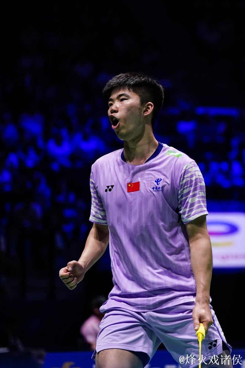 翁泓阳2-0朱轩辰 夺得全运会羽毛球男单金牌 翁泓阳2-0朱轩辰 夺得全运会羽毛球男单金牌